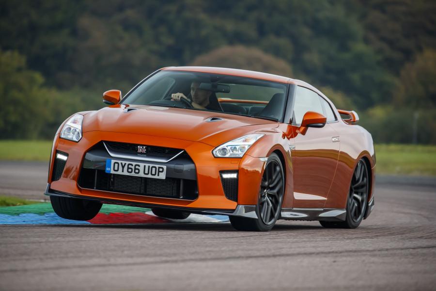  Nissan GT-R 2016 года  (UK) (фото 12 из 25)